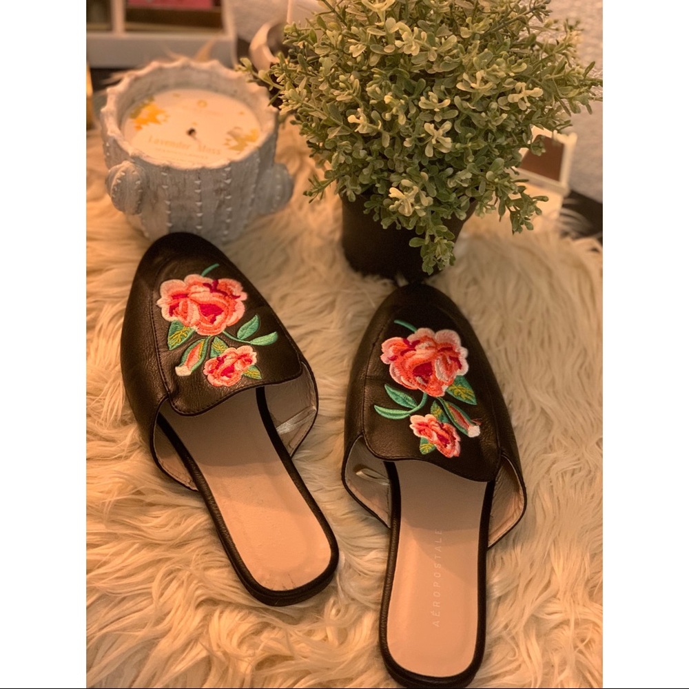 Women's Embroidered Slippers ( USED )